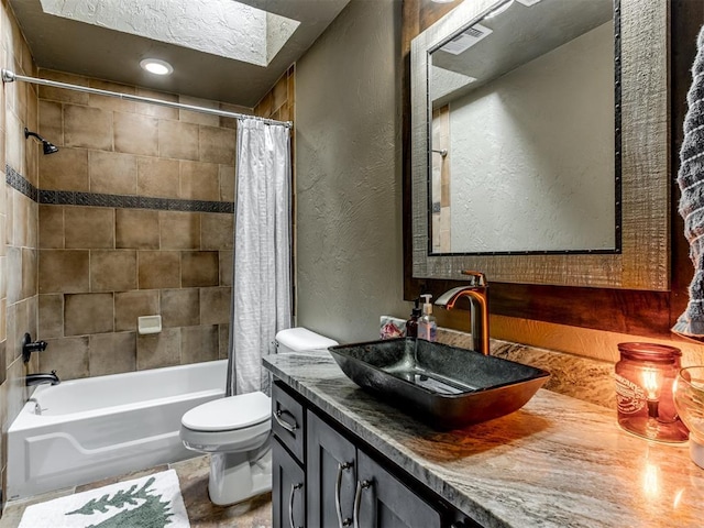 9408 S Caldwell Dr, Midwest City, OK 73130 - full bath featuring a textured wall, shower / bath combo with shower curtain, toilet, and vanity