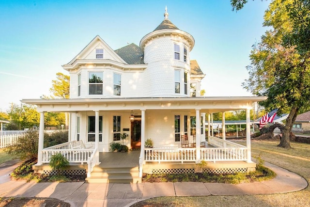 1801 N Broadway Ave, Shawnee, OK 74804 - view of front facade featuring a porch and fence