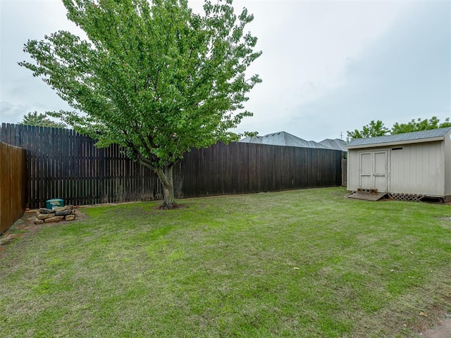 7705 Twin Oaks Dr, Yukon, OK 73099 - view of yard with a storage unit and an outdoor structure
