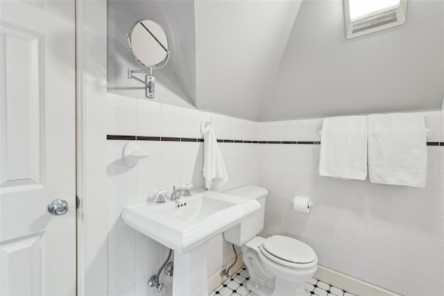 368 Millbrook Dr, Norman, OK 73072 - bathroom with tile walls, toilet, and lofted ceiling