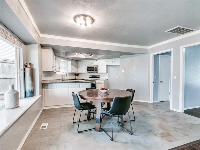 7700 Wegner Way, Oklahoma City, OK 73162 - dining space with a textured ceiling and baseboards