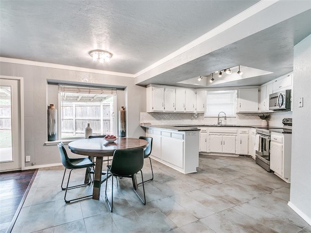7700 Wegner Way, Oklahoma City, OK 73162 - dining space with ornamental molding, a textured ceiling, and baseboards