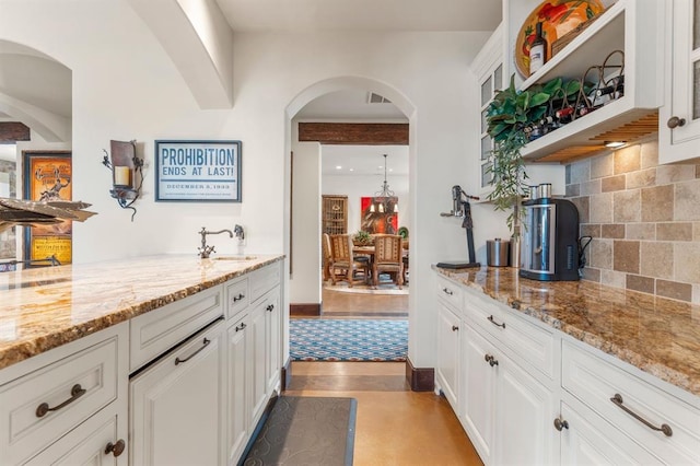 9639 Horizon Cir, Sperry, OK 74073 - bar featuring a sink, decorative backsplash, arched walkways, and recessed lighting