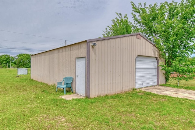 detached garage featuring concrete driveway
