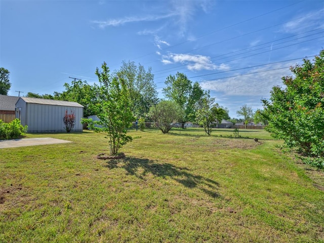 view of yard with an outdoor structure