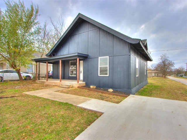 bungalow-style home featuring a front yard and a porch