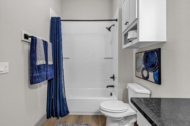 bathroom with wood finished floors, toilet, shower / bath combo, and baseboards