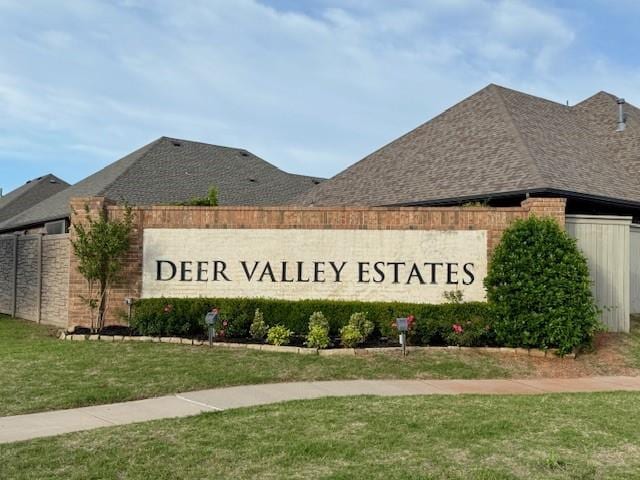 7229 NW 153rd St, Edmond, OK 73013 - community sign featuring a yard
