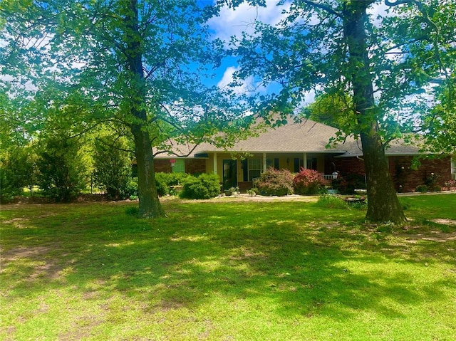 view of front facade featuring a front lawn