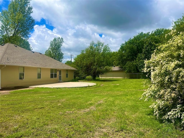 view of yard featuring a patio area
