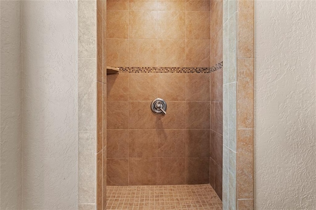 2001 Saber Ln, Weatherford, OK 73096 - full bath with a textured wall and a tile shower