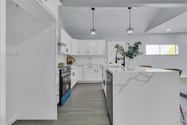 kitchen with electric stove, lofted ceiling, a kitchen island with sink, dishwashing machine, and a sink