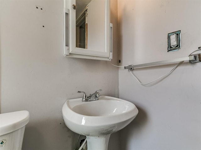 3617 N Westmont St, Oklahoma City, OK 73118 - bathroom with toilet and a sink
