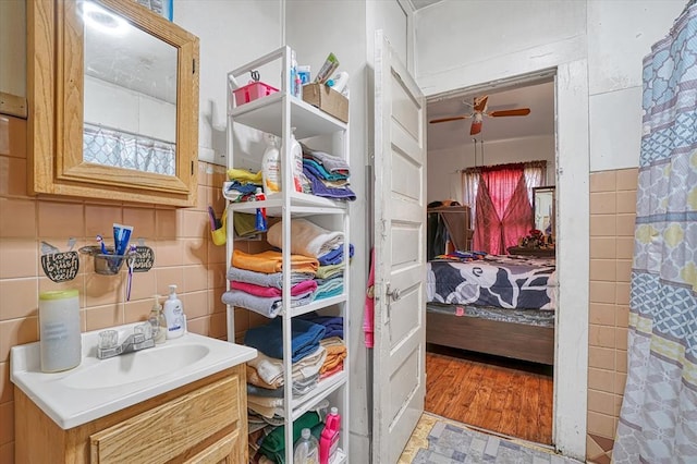 ensuite bathroom with ceiling fan and vanity