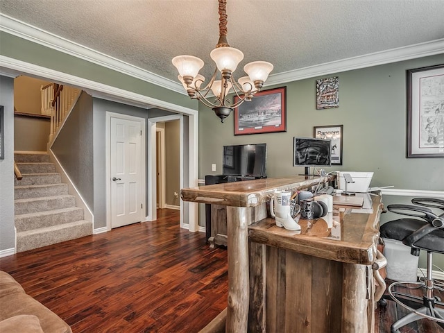 1409 Echohollow Trl, Edmond, OK 73025 - home office with a textured ceiling, crown molding, wood finished floors, a chandelier, and baseboards