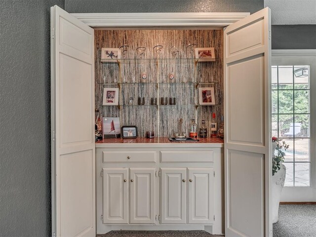 1409 Echohollow Trl, Edmond, OK 73025 - indoor dry bar with a textured wall
