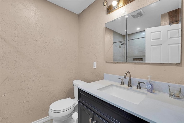 11747 N 2240th Rd, Cordell, OK 73632 - bathroom with a textured wall, toilet, vanity, and tiled shower