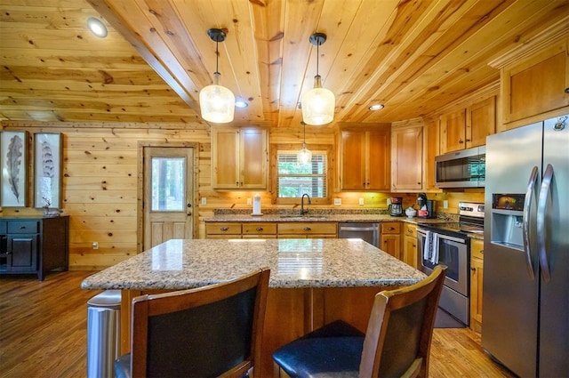 479 Poplar Cir, Broken Bow, OK 74728 - kitchen with stainless steel appliances, a sink, wood ceiling, light wood-style floors, and a breakfast bar area