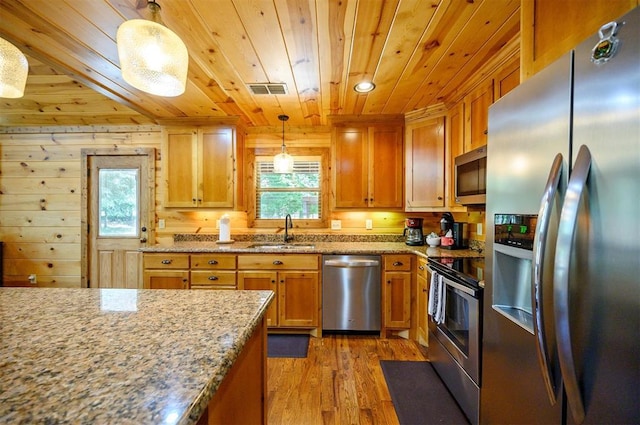 479 Poplar Cir, Broken Bow, OK 74728 - kitchen with appliances with stainless steel finishes, a sink, wood ceiling, light wood-style flooring, and light stone countertops