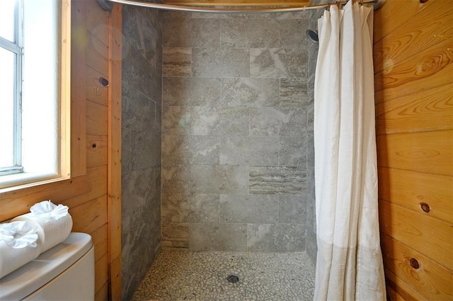 full bathroom featuring a stall shower and toilet