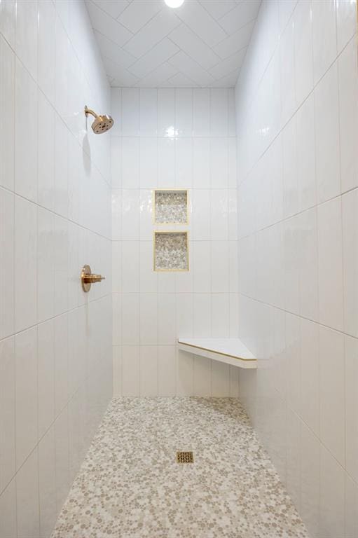 2101 NW 60th St, Oklahoma City, OK 73112 - full bath featuring tiled shower