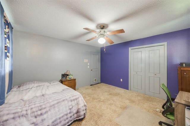 9801 Lancet Ln, Oklahoma City, OK 73120 - bedroom featuring carpet flooring, a closet, ceiling fan, and a textured ceiling