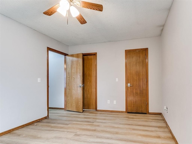 unfurnished bedroom with light wood finished floors, baseboards, a textured ceiling, and ceiling fan
