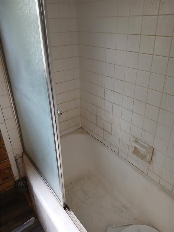 full bathroom featuring enclosed tub / shower combo