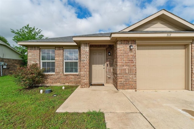 717 S Geronimo Ln, Pauls Valley, OK 73075 - single story home featuring brick siding, concrete driveway, an attached garage, and a front yard