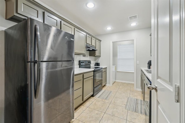 717 S Geronimo Ln, Pauls Valley, OK 73075 - kitchen featuring freestanding refrigerator, black electric range, under cabinet range hood, light countertops, and gray cabinets