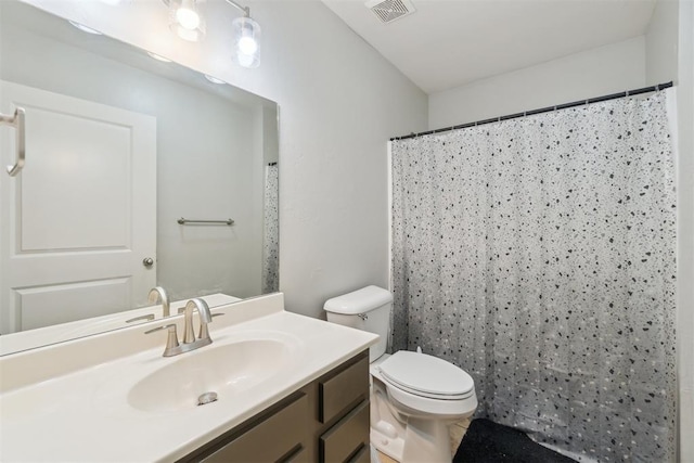 717 S Geronimo Ln, Pauls Valley, OK 73075 - bathroom featuring toilet, vanity, and curtained shower
