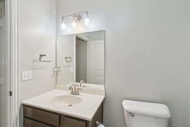 717 S Geronimo Ln, Pauls Valley, OK 73075 - half bathroom featuring vanity and toilet