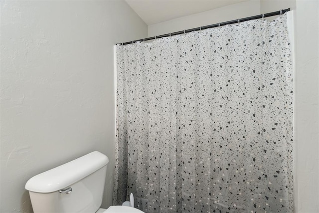 717 S Geronimo Ln, Pauls Valley, OK 73075 - full bath with toilet and a shower with shower curtain