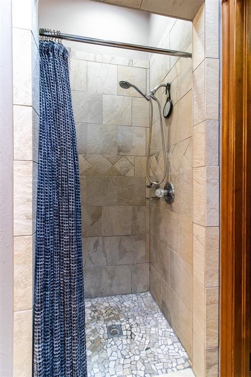 717 Hunters Run, Midwest City, OK 73130 - bathroom with tiled shower