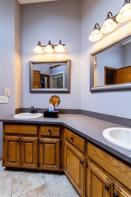 717 Hunters Run, Midwest City, OK 73130 - bathroom featuring vanity