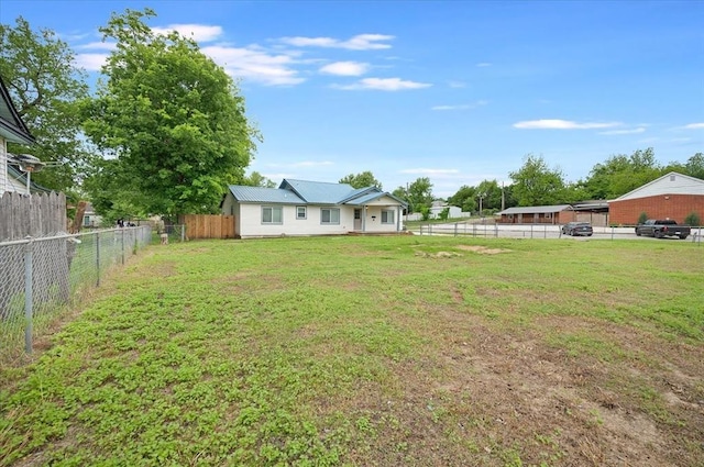 825 W Colorado Ave, Chickasha, OK 73018 - view of yard