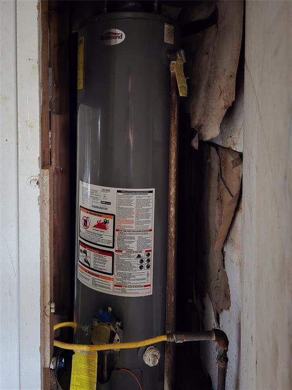 3401 SW Abilene Dr, Lawton, OK 73501 - utility room featuring water heater
