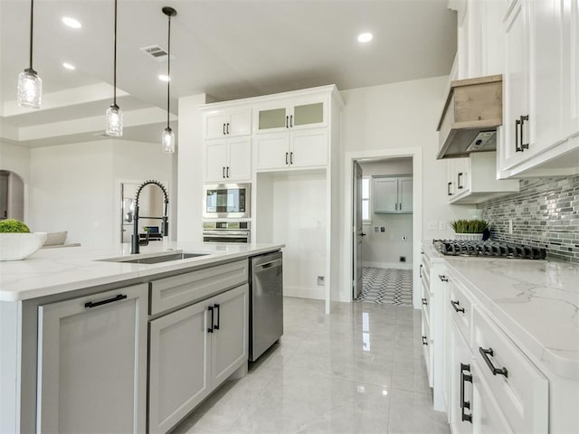 4850 Ranchero Dr, Edmond, OK 73025 - kitchen with stainless steel appliances, a sink, backsplash, baseboards, and white cabinets