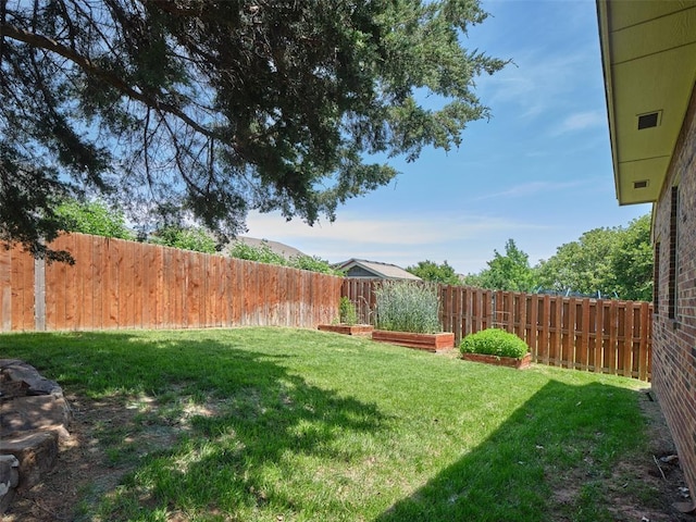 view of yard featuring a garden