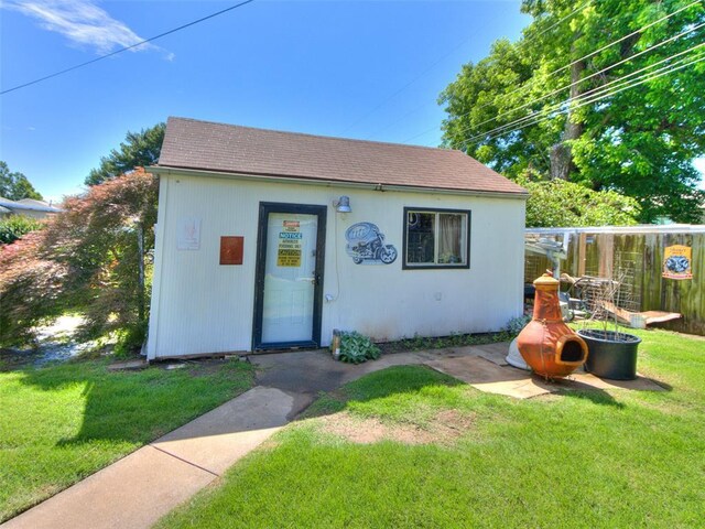 3208 NW 34th St, Oklahoma City, OK 73112 - view of front of home featuring a front yard and an outbuilding