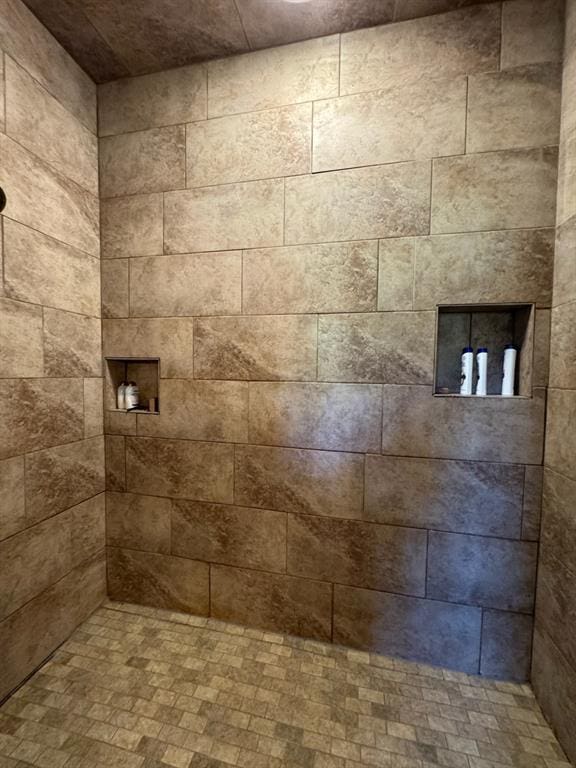 377056 E 1040th Rd, Okemah, OK 74859 - bathroom featuring tiled shower