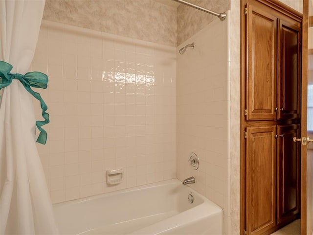 full bath with shower / bath combo with shower curtain