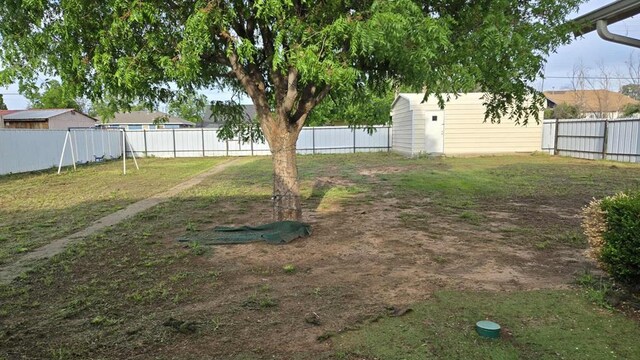 view of yard with an outbuilding