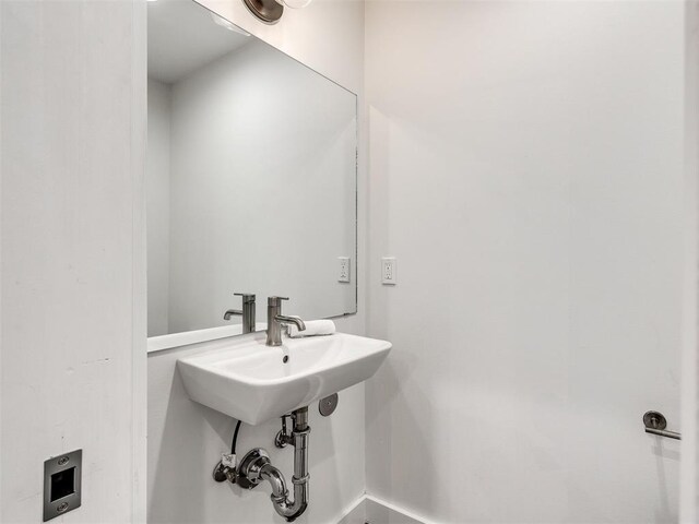 bathroom with baseboards