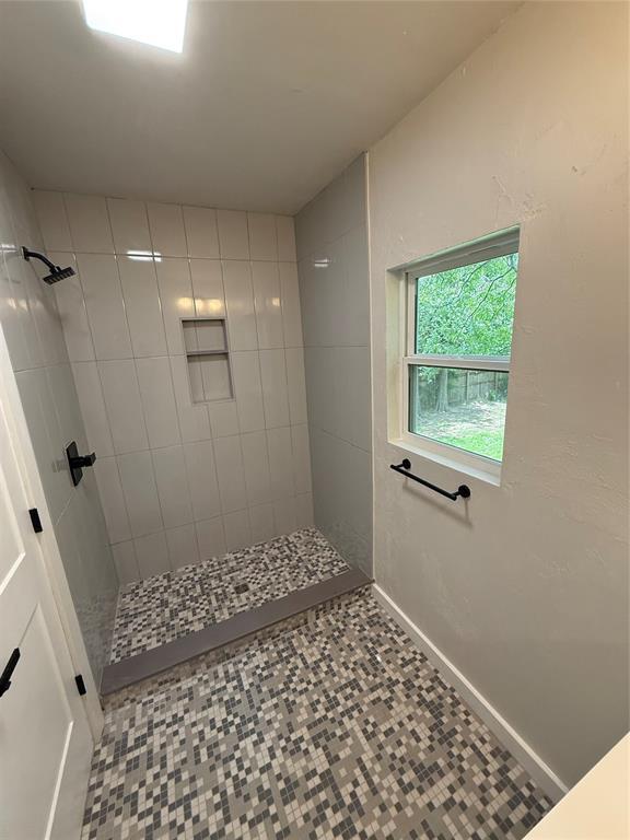 1212 NW 48th St, Oklahoma City, OK 73118 - full bath featuring a tile shower and baseboards