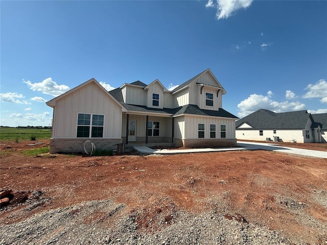 6921 Lake View Ct, Cashion, OK 73016 - view of front of property featuring board and batten siding