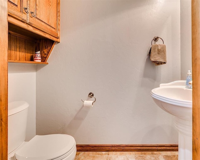 5608 Bent Creek Dr, Oklahoma City, OK 73135 - half bath featuring toilet and baseboards