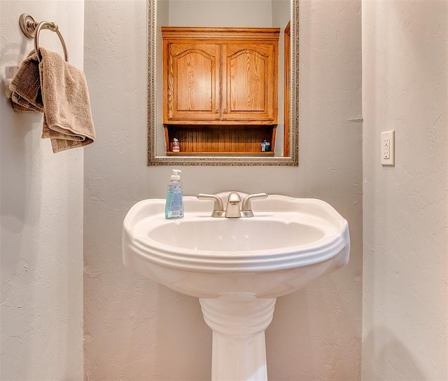 5608 Bent Creek Dr, Oklahoma City, OK 73135 - bathroom featuring a textured wall
