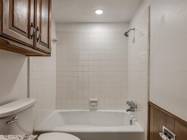4400 Windsong Way, Oklahoma City, OK 73120 - full bathroom with toilet, bathing tub / shower combination, wainscoting, and recessed lighting