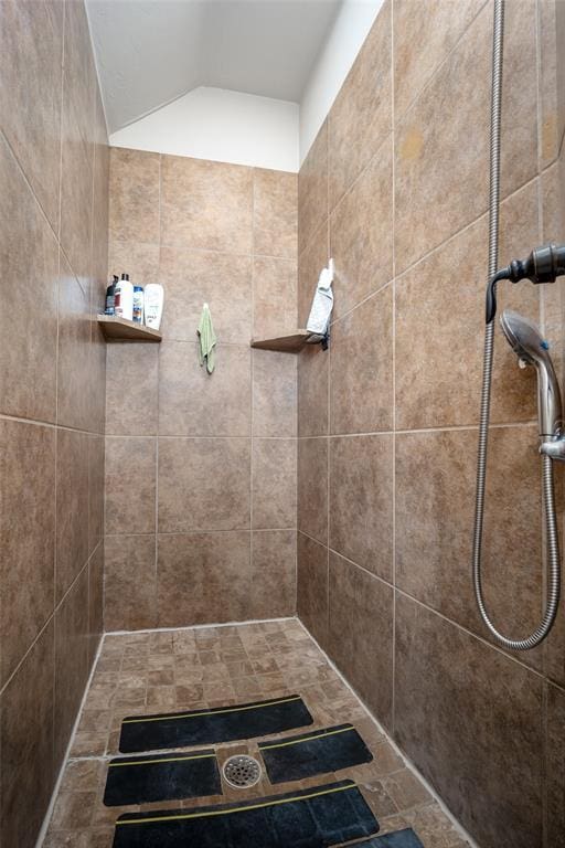 708 Carol Ann Pl, Moore, OK 73160 - bathroom featuring tiled shower